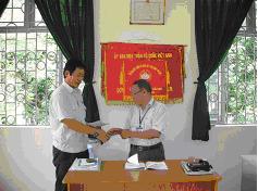  The representative of TVCP Labor Union is giving donations (cash contributed by employees) to the representative from Fatherland Front Committee of Linh Trung Ward, Thu Duc District.