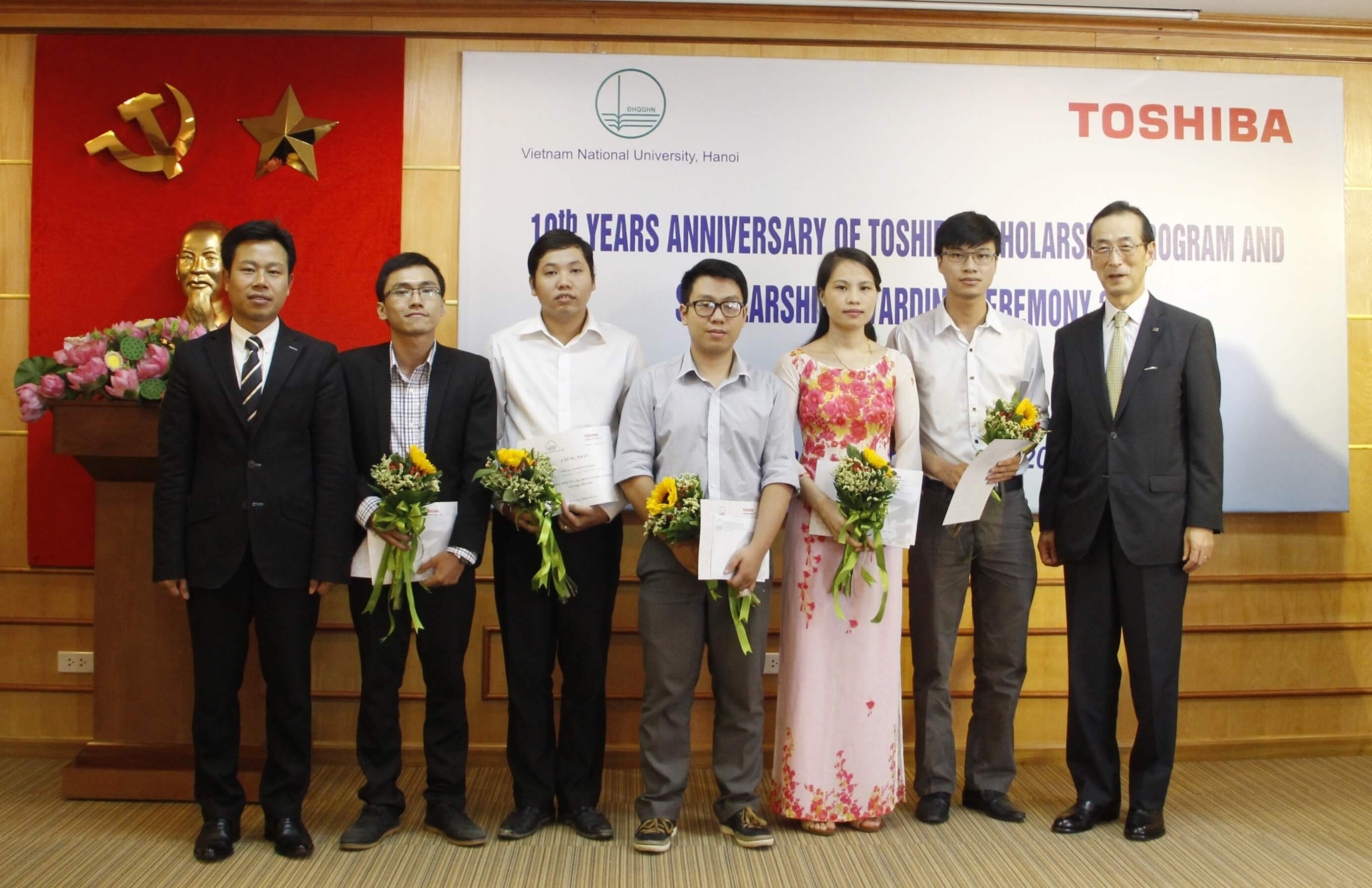 Dr. Naoto Nishida, Corporate Executive Vice President, Toshiba Corporation (far right) and Prof. Dr. Le Quan, Vice President of Vietnam National University, Hanoi, (far left) together with recipients of the Toshiba scholarship awards 