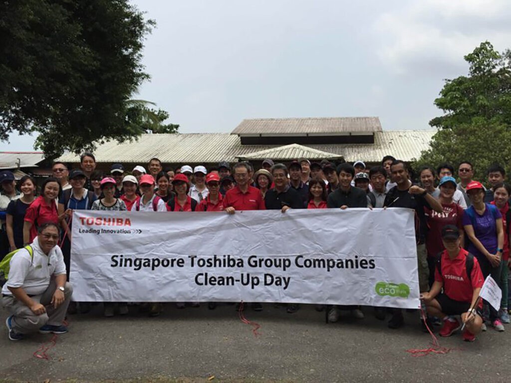 Toshiba Group employees in Singapore participating in a coastal clean-up activity