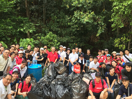 Toshiba Group companies in Singapore demonstrate commitment to the environment through coastal clean-up activity