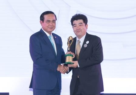 Mr. Akira Teranishi, Director & General Manager receiving the award on behalf of TST from General Prayut Chan-o-cha, Prime Minister of Thailand.