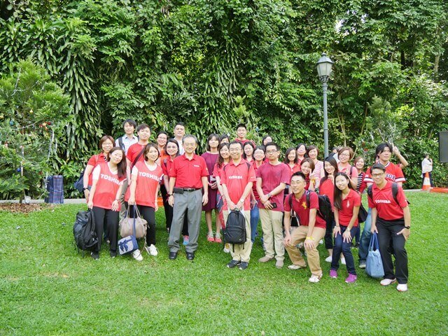 Employees from Toshiba group companies in Singapore took part in a tree-decorating activity at the Singapore Botanic Gardens.