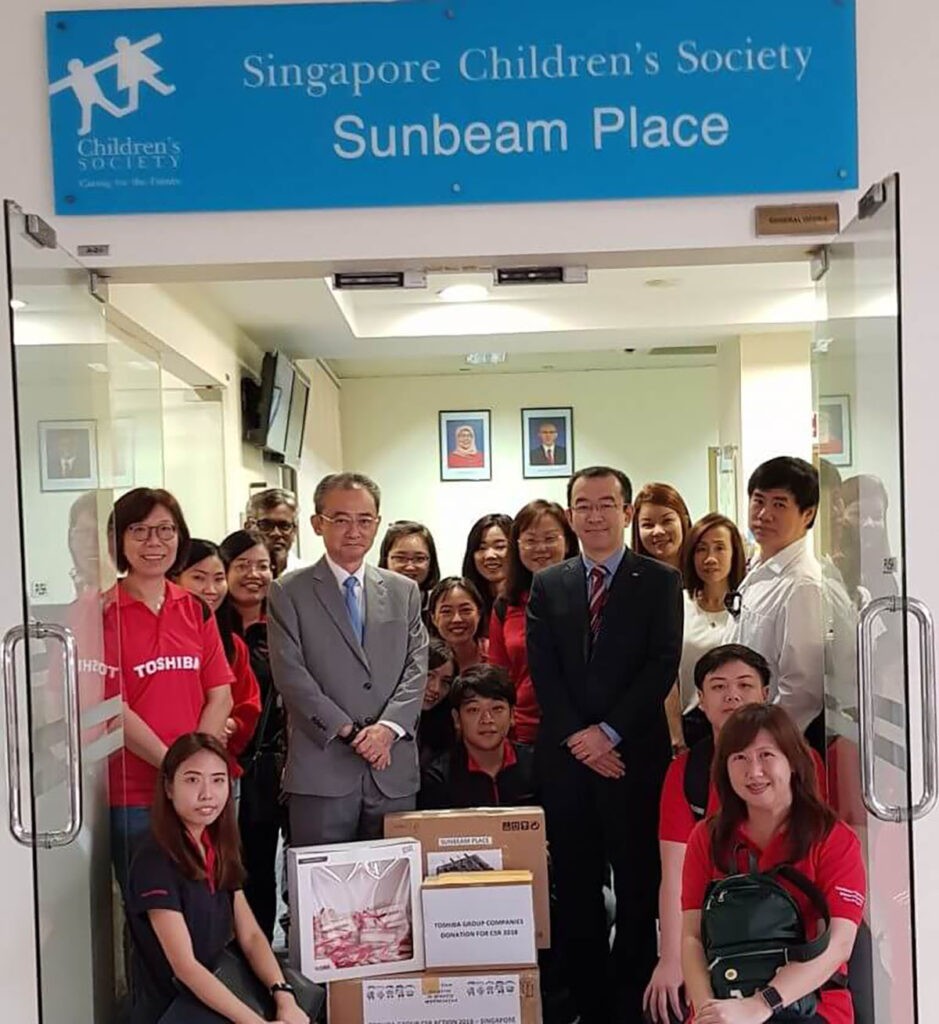 Group photo of Toshiba employees with Sunbeam Place during Toshiba Group Volunteer Days 2018 in Singapore