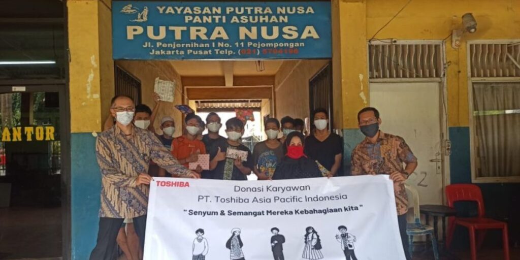 Toshiba supporting the spirit of Gotong Royong with an orphanage in Indonesia